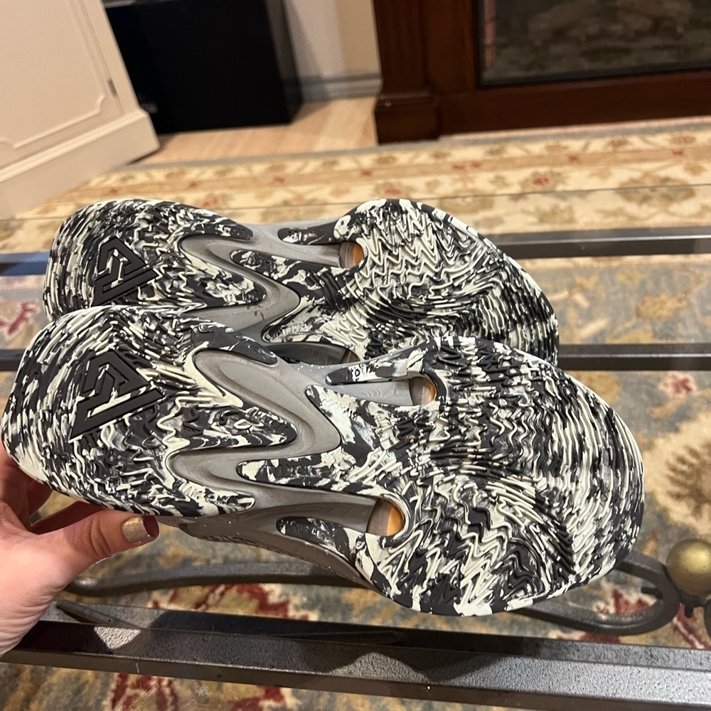 Nike Light Silver Gray Tennis Shoes - Picture 13 of 14